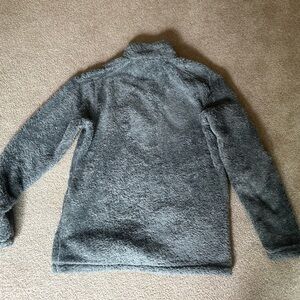 Patagonia Women's Grey
Sherpa/Fleece Jacket
Size: Medium -very cute!!!!